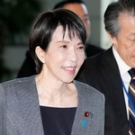 　首相官邸に入る高市首相＝１７日午前