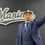 　入団記者会見の後、写真撮影に応じるロッテの井上＝１７日、ＺＯＺＯマリンスタジアム