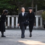 　三笠宮妃百合子さまの墓所に向かわれる天皇、皇后両陛下＝１７日午後、東京都文京区の豊島岡墓地（代表撮影）