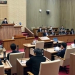 　ＡＴＭ操作時の通話を禁止する条例が可決、成立した三重県松阪市議会＝１７日午後