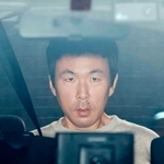 　送検のため警視庁西新井署を出る横尾優祐容疑者＝１７日午前１１時１０分