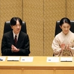 　第４１回国際生物学賞の授賞式に出席された秋篠宮ご夫妻＝１７日午前、東京・上野の日本学士院会館