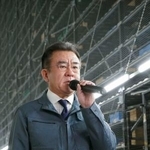 　報道陣の取材に応じるアスクルの吉岡晃社長＝１７日午前、東京都江戸川区