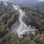 　工事が一時中止となった千葉県鴨川市のメガソーラー開発現場の山林周辺＝１１月（ドローンから）