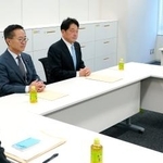 　「年収の壁」の引き上げを巡る協議に臨む国民民主党の古川税調会長（中央左）と自民党の小野寺税調会長（同右）＝１７日午前、国会