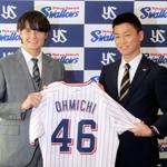 　ヤクルトへ移籍し、青木ＧＭ特別補佐（右）と写真に納まる大道＝１７日、神宮球場