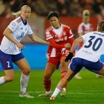 　サッカー女子欧州ＣＬのボーレレンガ戦でプレーするバイエルン・ミュンヘンの谷川萌々子（中央）＝１７日、ミュンヘン（ロイター＝共同）