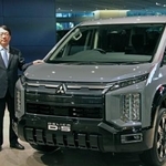 　三菱自動車のミニバン「デリカＤ：５」の大幅改良の発表会で、記者団の取材に応じる加藤隆雄社長＝１８日午後、東京都港区