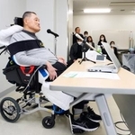 　車いすに座って記者会見する五輪柔道金メダリストの山下泰裕氏＝１８日午後、神奈川県平塚市の東海大