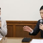 　意見交換する共産党の山添拓政策委員長（右）とれいわ新選組の大石共同代表＝１８日午前、国会