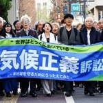 　東京地裁に向かう原告ら＝１８日午後、東京・霞が関