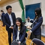 　交通安全研修会ですぐにリセットできるヘアスタイリング方法を実践する高校生ら＝１８日午後、兵庫県西脇市