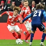 　サムスンスポル戦で競り合うマインツの佐野（左）＝マインツ（共同）