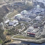 　北海道泊村の北海道電力泊原発。手前から１号機、２号機、３号機＝４月