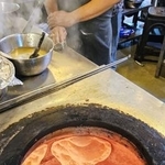 　熱されたガス式のタンドール窯＝１８日、ニューデリー（共同）