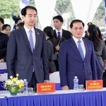 　１９日、ベトナム北部ラオカイ省ラオカイで開かれた式典に出席するブイ・タイン・ソン副首相（右）と中国の何イ駐ベトナム大使（共同）