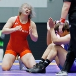 　女子７６キロ級決勝で松雪泰葉（右）に敗れた鏡優翔＝駒沢体育館