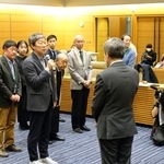 　戦時中に動員された朝鮮人犠牲者の遺骨を返還するよう厚労省、外務省の担当者（右側）に求める市民団体＝１９日午後、国会