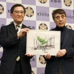 　京都市に設置する図書施設「こども本の森」のデザイン案を手にする建築家の安藤忠雄さん（右）と松井孝治市長＝１９日午後、市役所