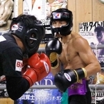 　初の防衛戦へ向けた練習を公開した矢吹正道＝名古屋市