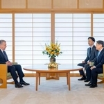 　ウズベキスタンのミルジヨエフ大統領と会見される天皇陛下＝１９日午前、皇居・御所（宮内庁提供）