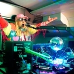 　「新幹線ディスコカー」でパフォーマンスをするＤＪ　ＫＯＯさん＝１９日午後