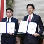 　合意文書に署名し、記念写真に納まる自民党の小林政調会長（右）と日本維新の会の斎藤政調会長＝１９日午後、国会