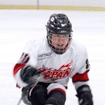 　パラアイスホッケー日本代表候補の強化合宿でプレーする熊谷＝長野県岡谷市