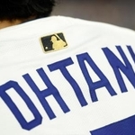 　背中に金色の特別ロゴが付いたユニホームでプレーするドジャースの大谷翔平＝１０月、米ロサンゼルス（ゲッティ＝共同）