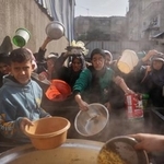 　支援の食料を求めるパレスチナの女性ら＝１７日、パレスチナ自治区ガザ中部ヌセイラト（ＡＰ＝共同）