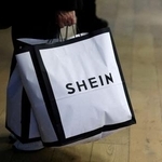 　ＳＨＥＩＮのバッグを持つ買い物客＝１１月、パリ（ロイター＝共同）