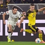 　ドルトムント戦で競り合うボルシアＭＧの町野（左）＝ドルトムント（共同）