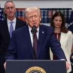 　１９日、処方薬の値下げについて発表するトランプ米大統領＝ワシントン（ロイター＝共同）