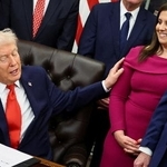 　ホワイトハウスでトランプ大統領と笑みを交わすエリーズ・ステファニク下院議員（右）＝１２日、ワシントン（ロイター＝共同）