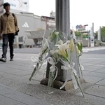 　襲撃事件の現場となった台北の繁華街・中山の商業施設前に供えられた花＝２０日（共同）