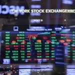 　株価指数が表示されたスクリーン＝１１日、ニューヨーク証券取引所（ロイター＝共同）