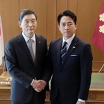 　１１月２８日、防衛省で韓国の李赫駐日大使（左）と面会した小泉防衛相