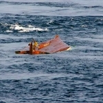 　転覆した船＝２０日午前、兵庫県南あわじ市沖（徳島海上保安部提供）