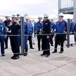 　八戸港を視察し、路面のひび割れなどを確認する金子国交相（左端）＝２０日午後、青森県八戸市