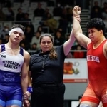 　男子フリー９７キロ級でリボウィッツ和青（左）を破り、優勝した吉田アラシ＝駒沢体育館