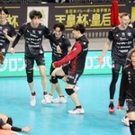 　バレーボールの全日本選手権の男子準決勝で東京ＧＢに勝利し、初の決勝進出を喜ぶＶ北海道の選手たち＝京王アリーナＴＯＫＹＯ