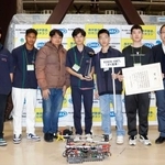 　第１０回廃炉創造ロボコンで最優秀賞を獲得したタイ高専のメンバーら＝２０日午後、福島県楢葉町