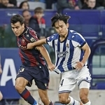 　レバンテ戦で競り合うレアル・ソシエダードの久保（右）＝バレンシア（共同）