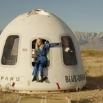 　地球に帰還後、ポーズを取るミカエラ・ベントハウスさん＝２０日、米テキサス州（ブルーオリジン提供、ＡＰ＝共同）