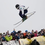 　決勝でエアを決める松浦透磨＝コッパーマウンテン（共同）