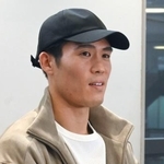 　帰国し取材に応じる冨安健洋＝２１日、成田空港