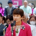 　立候補を予定している沖縄県名護市長選に向け、政策発表の記者会見をする翁長久美子氏＝２１日午前、名護市