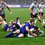 　静岡-ＢＬ東京　後半、攻め込むＢＬ東京・タマニバル（右下）。この後逆転トライを決める＝ヤマハ