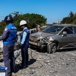 　２０日、カンボジア北西部でタイ軍の戦闘機による空爆を受けた橋を調べる政府職員ら（ゲッティ＝共同）