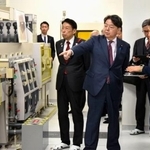 　半導体の開発施設を視察する林総務相（手前左）＝２１日、福岡県糸島市